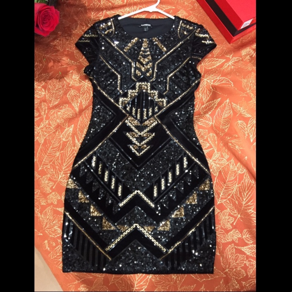 Express short sleeve sequin dress. Black and gold.